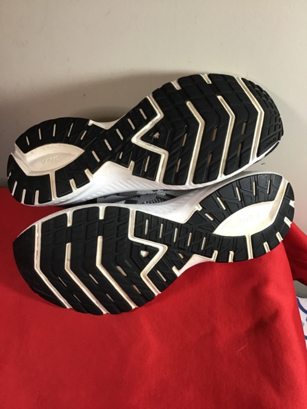 ❤️Brooks Launch 5, women’s size 8.5, has one brown spot, see photos, 🔥❤️ - Picture 5 of 6